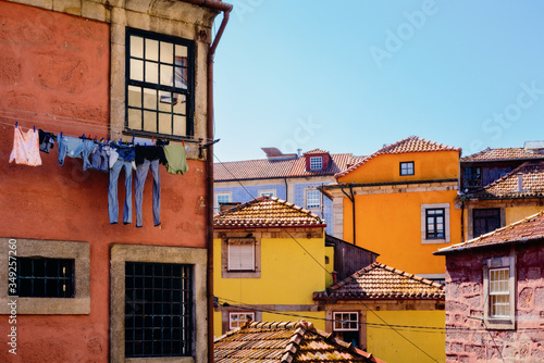 Murs de couleurs à Porto avec du linge à sécher sur un fil à linge en plein vieux centre ville touristique