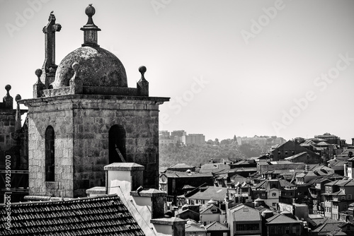 Toit d'église à Porto surplombant la ville de Porto et ses toits 