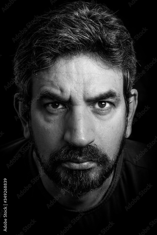 Ritratto in bianco e nero di un uomo con la barba Ritratto in bianco e nero di un uomo con la barba