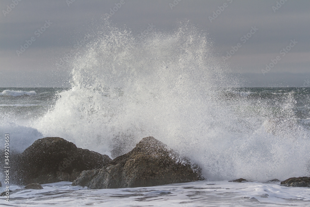Naklejka premium Powerful waves splashing