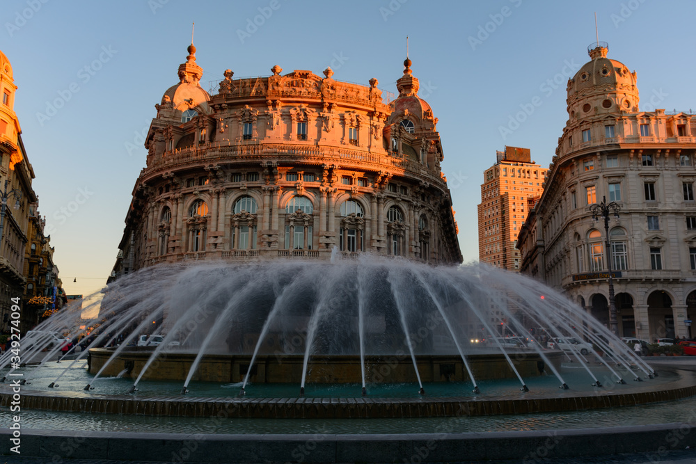 Piazza de Ferrari e la sua fontana al tramonto (Genova, Italia)