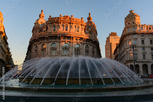 Piazza de Ferrari e la sua fontana al tramonto (Genova, Italia)