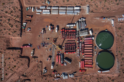 overhead view of hydraulic fracture set in reservoir photo