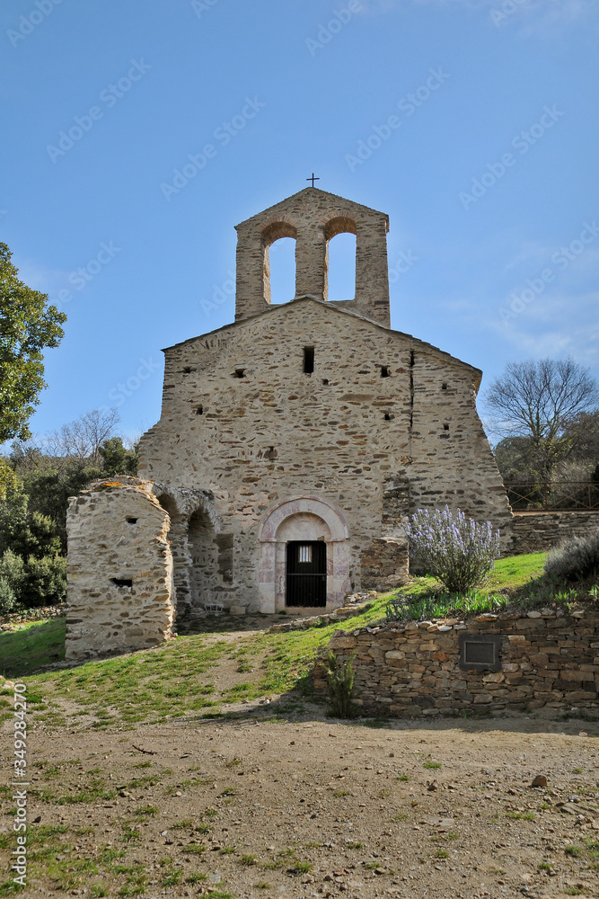 Façade d'une église romane à Corbère