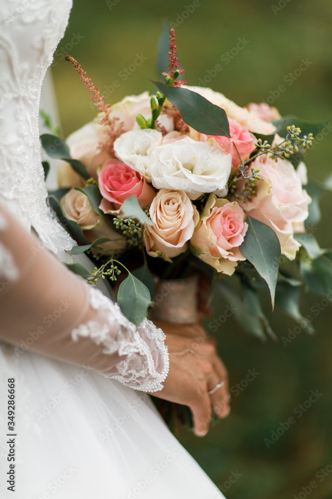 Naklejka premium Bride hold the bouquet, closeup