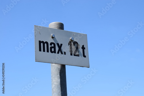 12 t Schild photo