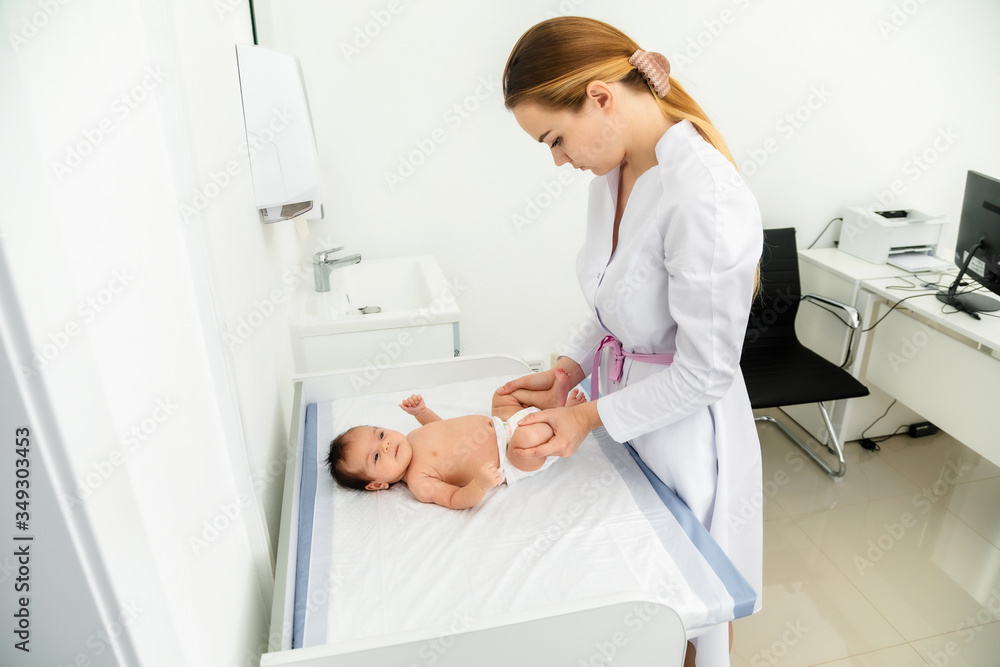Obraz premium medicine, healthcare and pediatrics concept - female pediatrician or neuropathist doctor or nurse checking baby patient's at clinic or hospital