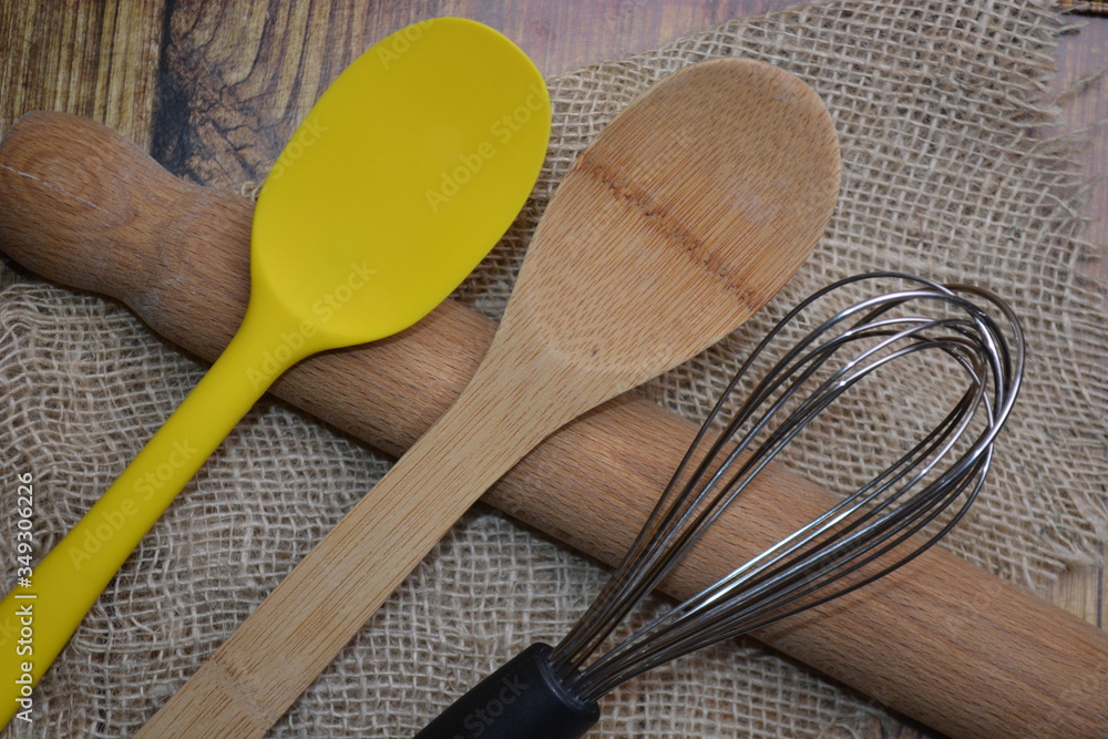 attrezzi per cucinare utensili da cucina in legno e metallo e plastica  Stock Photo