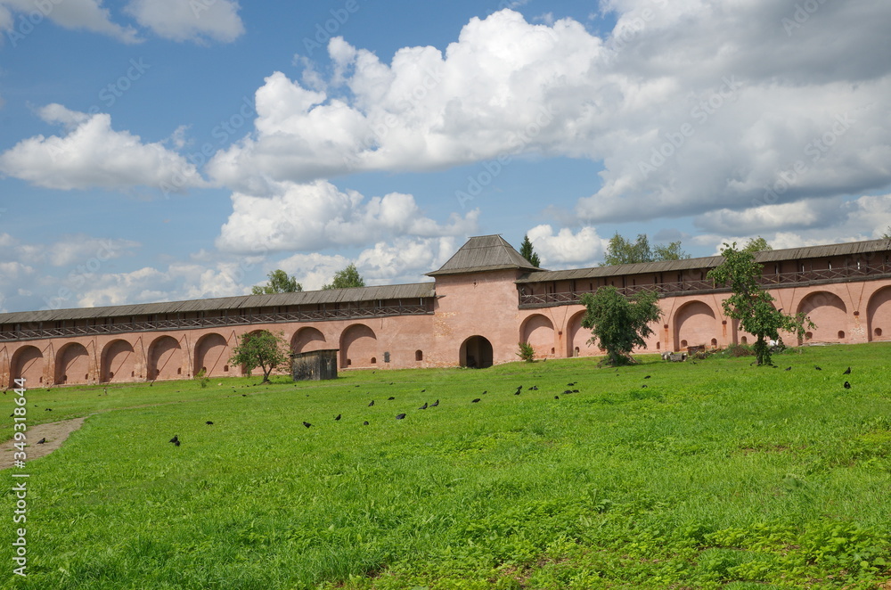 Obraz premium Suzdal, Russia - July 26, 2019: Walls and tower of the Spaso-Evfimiev monastery. Golden ring of Russia 