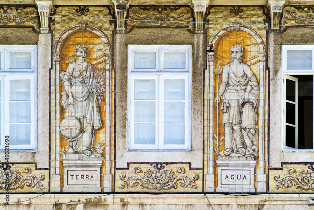 Façade au Largo Rafael Bordalo Pinheiro, in tile with Masonic motifs,  known as 