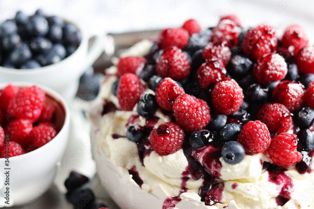 Pavlova Dessert mit Sommerbeeren. Pavlova Dessert mit Sommerbeeren.