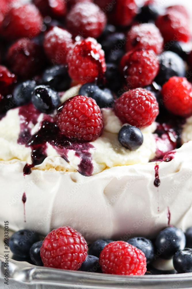 Pavlova Dessert mit Sommerbeeren. Pavlova Dessert mit Sommerbeeren.