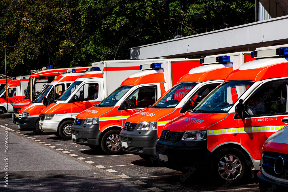 Rettungs- und Krankenwagen in Bereitschaft Rettungs- und Krankenwagen in Bereitschaft