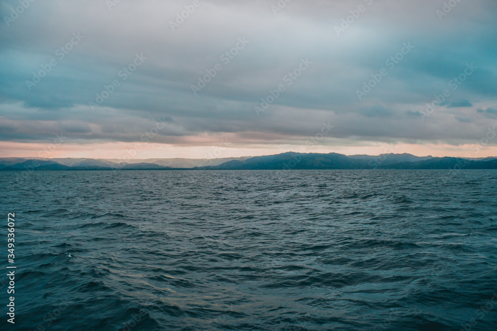 Fototapeta premium mountains inside of water