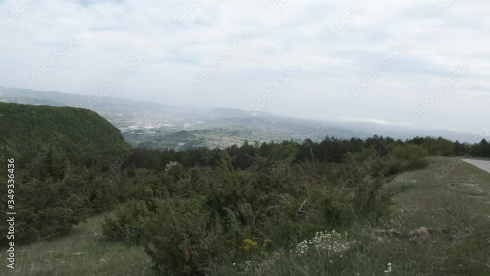 Camera Pan in Mountain View Abruzzo Marche in Appennini Camera Pan in Mountain View Abruzzo Marche in Appennini