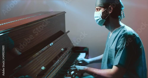 Medico si rilassa al pianoforte photo