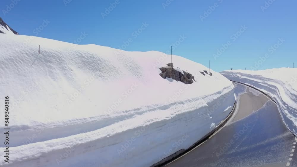 décollage en drone sous le soleil éclatant au-dessus des murs de neige au col du Gotthard dans les alpes suisses décollage en drone sous le soleil éclatant au-dessus des murs de neige au col du Gotthard dans les alpes suisses
