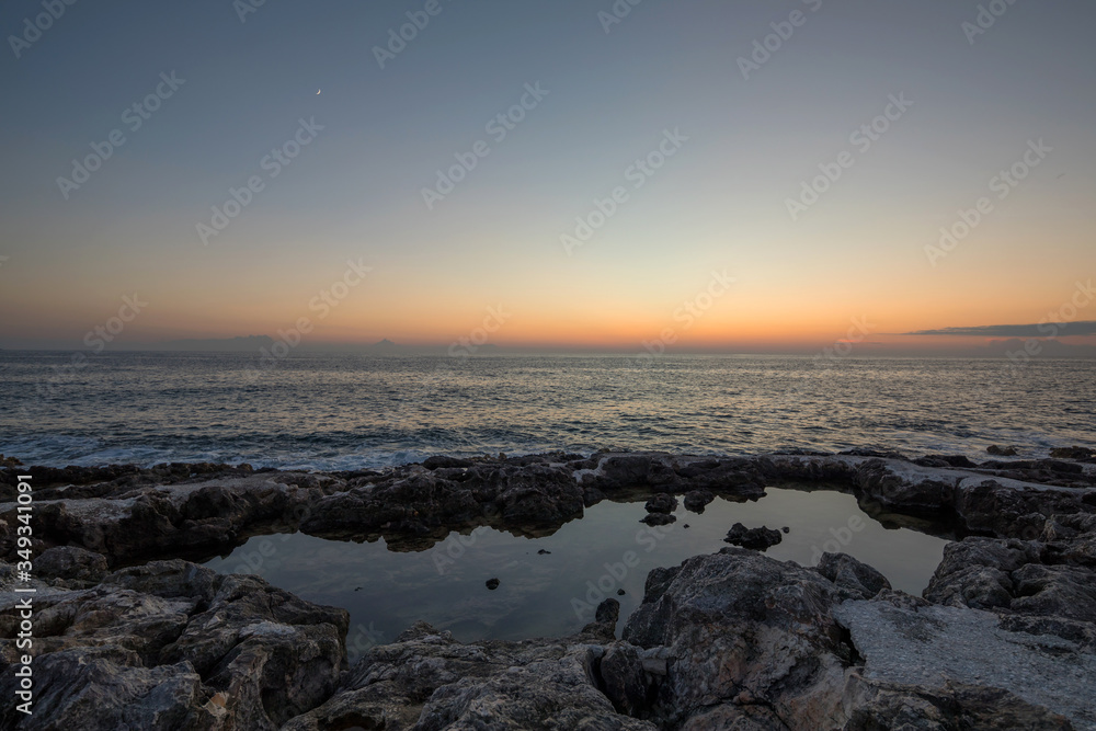 Obraz premium Sunset on a rocky beach