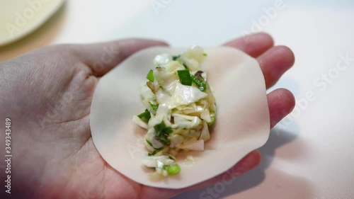 ぎょうざを包む