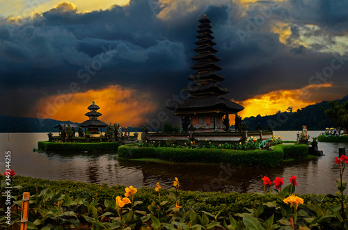 Świątynia na jeziorze na wyspie Bali w Indonezji podczas burzowego popołudnia