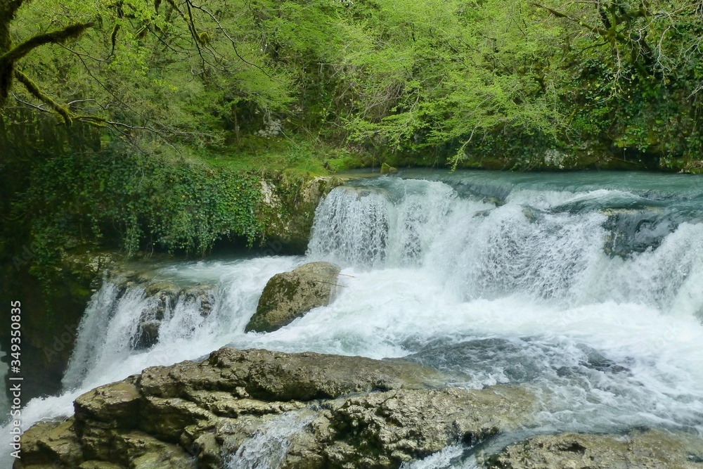 Fototapeta premium Wasserfall im Martvili Canyon, Georgien
