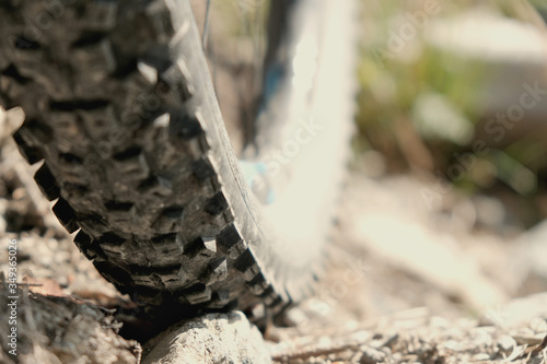 Konstfotografi Close up tyre tread mountain bike MTB over the rock on gravel road
