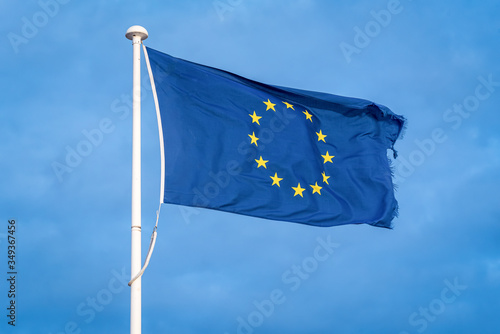 EU Fahne vor blauen Himmel im Wind