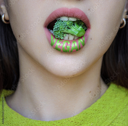Fotografia vegan lips art with broccoli
