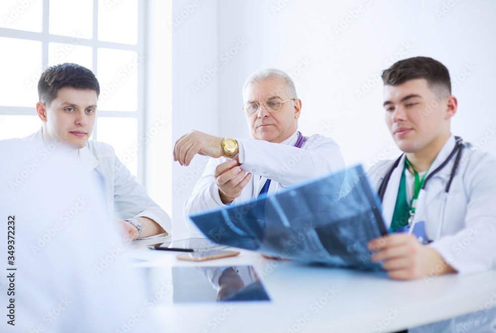 Obraz premium Medical team sitting and discussing at table