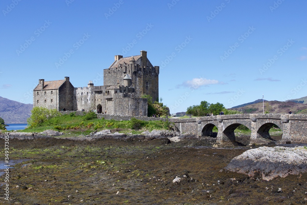Obraz premium castle in the morning, Highlands, Scotland 