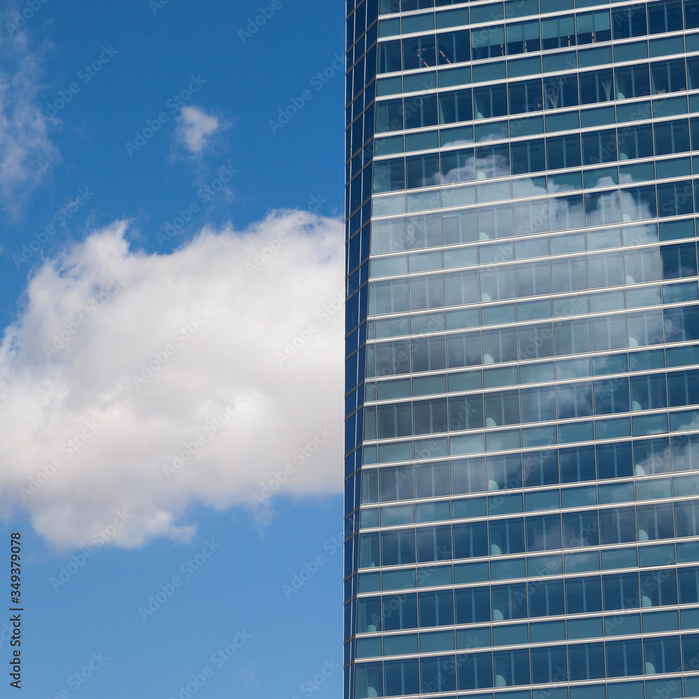 Edificio con nube madrid 4 torres Edificio con nube madrid 4 torres