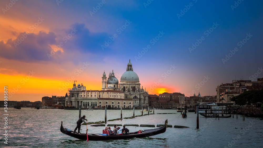 Venise, Coucher de soleil sur la basilique Santa Maria della Salute et une gondole
