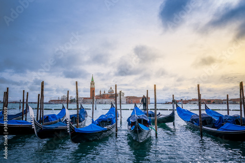 Venise, vue sur les gondoles et San Giorgio Maggiore au coucher du soleil