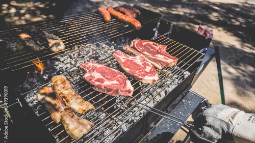 Parrilla de barbacoa con carne a la brasa