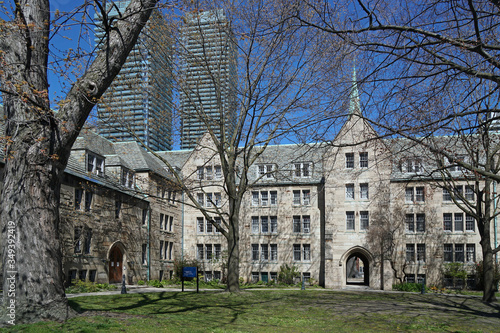 Fotografie traditional college campus with stone buildings and modern high rise apartments
