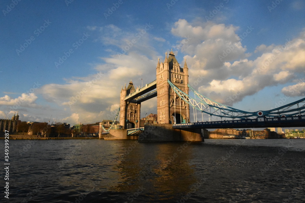 世界で最も有名な橋の１つ　大英帝国のシンボル　タワーブリッジ(ロンドン)