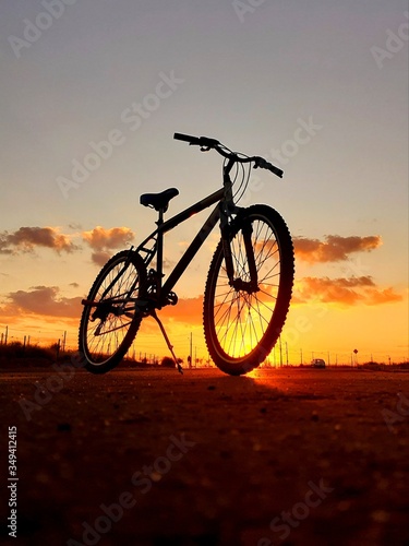 Fototapeta Naklejka Na Ścianę i Meble -  bike on sunset