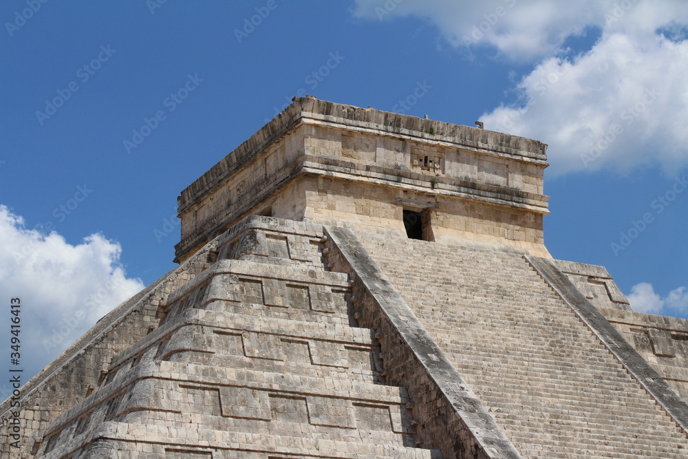 chichen itza pyramid of mexico