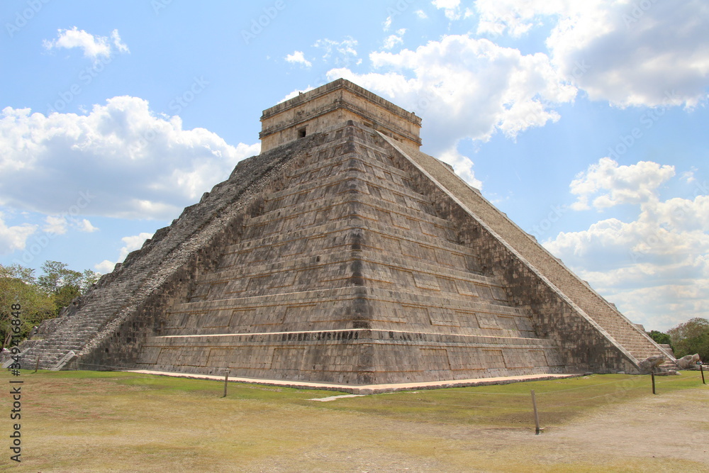mayan pyramid in chichen