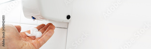 Schilderij op canvas Liquid Soap Dispenser On Wall For Hand Cleaning