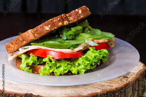 Sandwich saludable con jamon de pavo