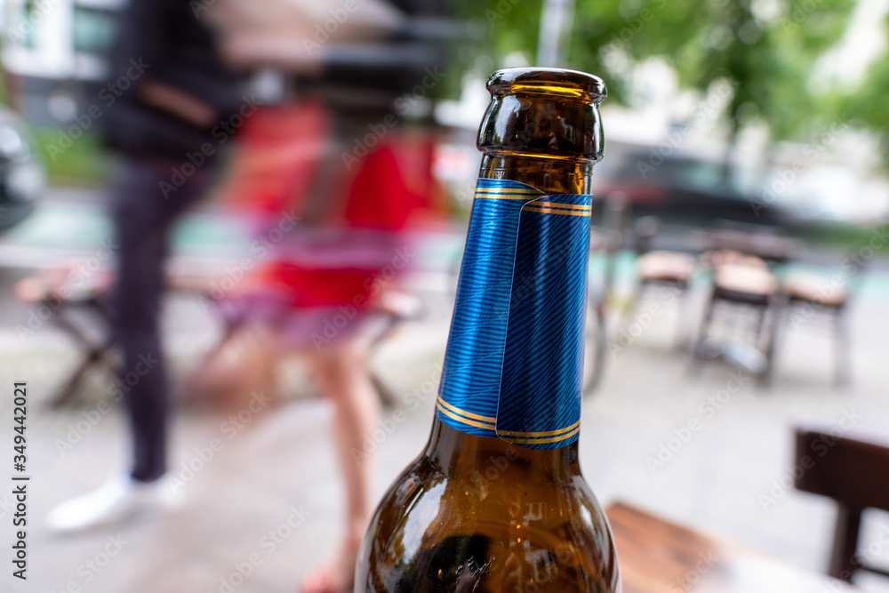 Wiedereröffnung von Restaurants unter strengen Hygienevorschriften und Abstandsregeln im Berliner Stadtteil Prenzlauer Berg - Bierflasche steht auf dem Tisch