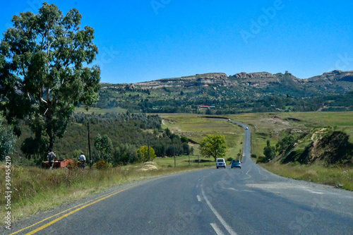 Lesotho王国をレンタカーで走った風景。壮大な山々と咲き乱れるコスモス、特徴的な農村部の家屋など見所が多い © mizoyoko