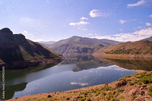 Lesotho王国をレンタカーで走った風景。壮大な山々と咲き乱れるコスモス、特徴的な農村部の家屋など見所が多い © mizoyoko