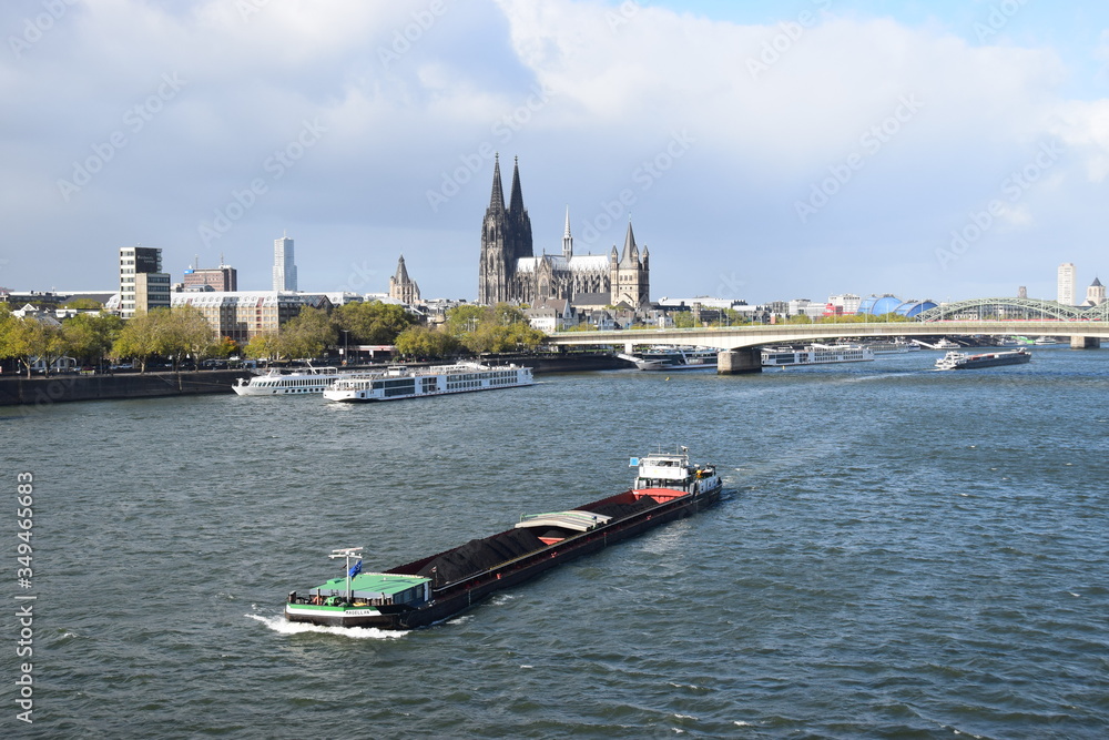 Frachtschiff auf dem Rhein in Köln