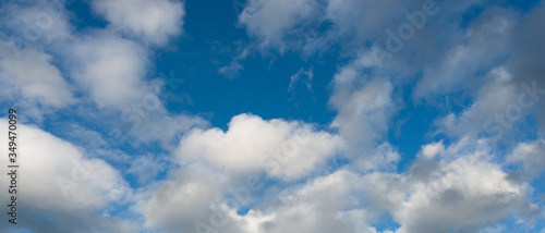 Bannière d'arrière-plan de ciel bleu avec nuages cumulus blanc 