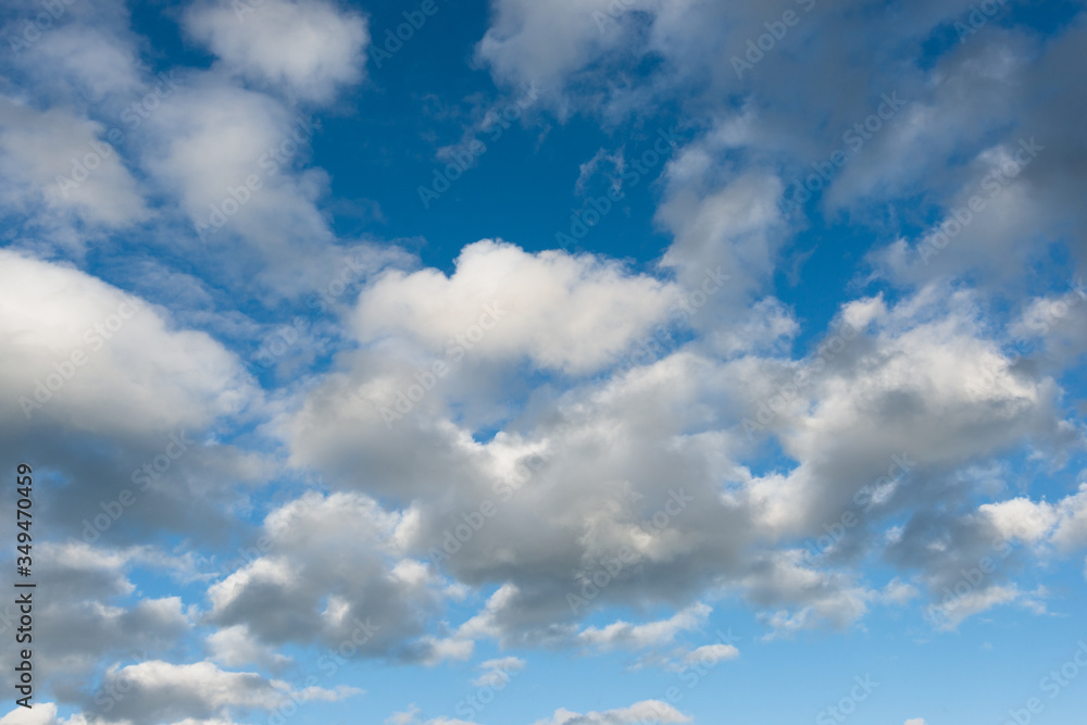 Arrière-plan de ciel bleu avec nuages cumulus blanc 