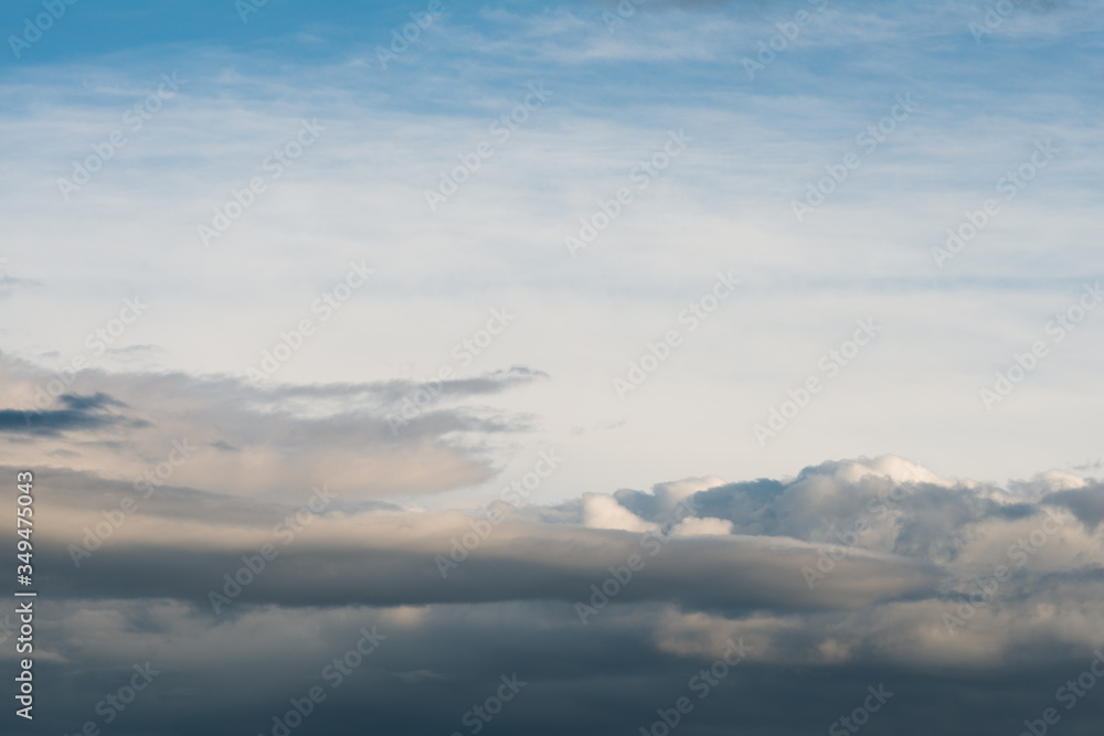Arrière-plan de ciel nuageux d'orage s'en allant Arrière-plan de ciel nuageux d'orage s'en allant