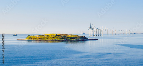 Tableau sur toile Island Middelgrundsfortet and offshore wind turbines on the coast of Copenhagen