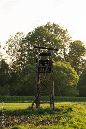 Fototapeta Naklejka Na Ścianę i Meble -  Ambona myśliwska w polu, lesie 